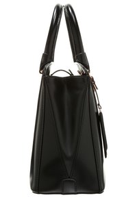 Sac à main synthétique noir au design structuré, présentant une texture lisse, des doubles anses et une petite étiquette attachée.