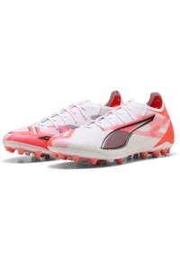 Balti ir rožiniai futbolo batai su juodais akcentais, tekstūruota viršutinė dalis ir formuoti guminiai spaustukai sukibimui. Lengvi ir su elegantišku dizainu.