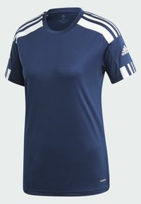 Námořnicky modré sportovní tričko z hladké látky, s bílými pruhy na ramenou, krátkými rukávy a štítkem "AEROREADY" na lemu.