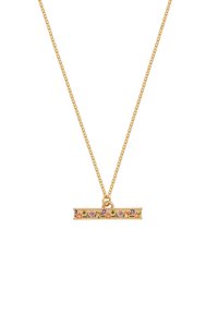 Zelta ķēdes kaklarota ar taisnstūrveida kulonu, uz kura ir krāsainas mazas ziedu puķu rotas, ietvertas pērlīšu apmalē.