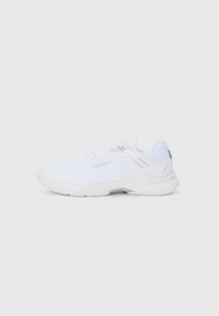 Zapatilla deportiva blanca con parte superior de malla, diseño texturizado, cuello acolchado y suela de goma con una sección del talón prominente.