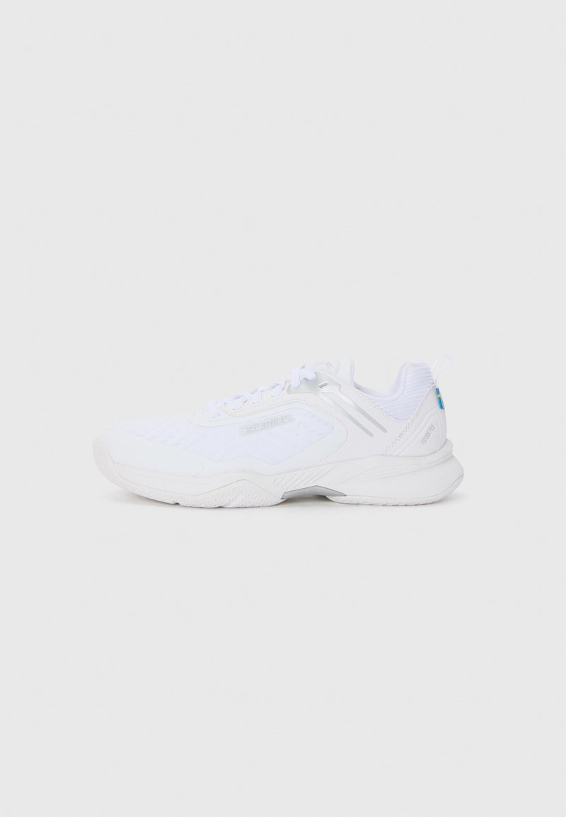 Zapatilla deportiva blanca con parte superior de malla, diseño texturizado, cuello acolchado y suela de goma con una sección del talón prominente.