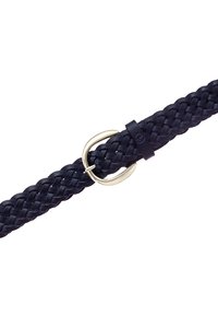 Centură împletită din piele albastru închis cu cataramă metalică argintie și buclă din piele pe un fundal alb.