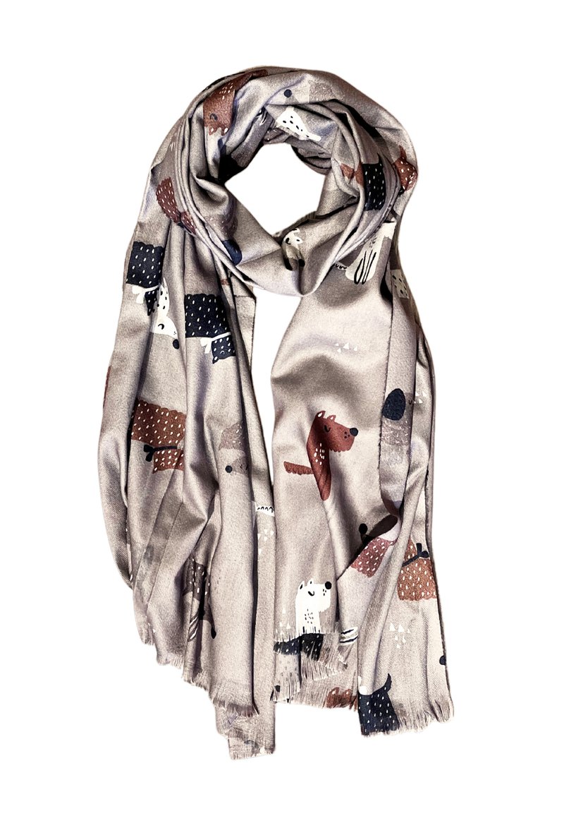Scarf grigio chiaro realizzato in un morbido tessuto, caratterizzato da illustrazioni colorate di orsi e cani con motivi, e con bordi frangiati.