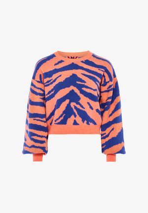 Häkelpullover mit einem cropped Design, ausgestattet mit blauen und orangefarbenen Tigerstreifen sowie verlängerten Ärmeln mit gerippten Bündchen.