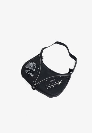 Bolso de hombro de cuero negro con cremalleras, tachuelas plateadas y un diseño de rosa bordado. Incluye correa ajustable y múltiples bolsillos con cremalleras.