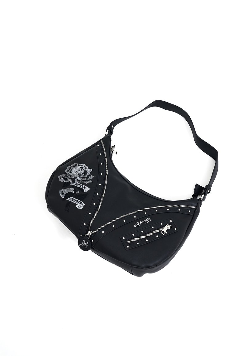 Zwarte leren schoudertas met ritsen, zilveren studs en een geborduurd rozenontwerp. Beschikt over een verstelbare riem en meerdere ritszakken.