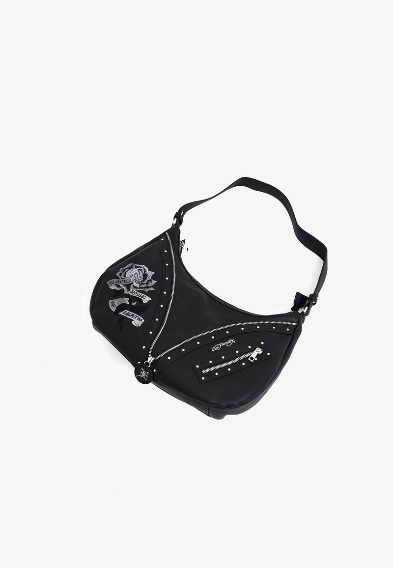 Sort læder skuldertaske med lynlåse, sølvnitter og et broderet rosedesign. Har justerbar rem og flere lynlåslommer.