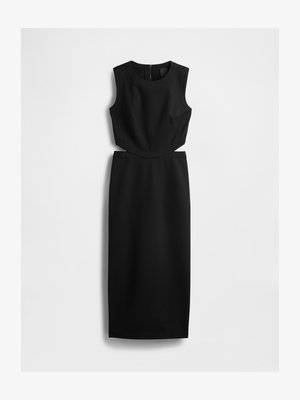 Robe noire sans manches avec un corsage ajusté, un col montant et une jupe crayon, fabriquée dans un tissu lisse et texturé. Fermeture éclair au dos.