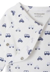 Weißer Baumwoll-Babykörperanzug mit einem wiederholten Muster kleiner blauer und grauer Autos. Mit Druckknöpfen und einem Überkreuz-Design.
