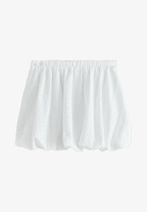 Balta blūze ar nokarenām plecu daļām un savilktiem elastīgiem jostas galiem, ar teksturētu acs rakstu visā virsmai un platām, kārtainām apakšmalām.