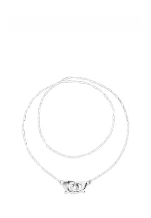 Collar de cadena de plata con eslabones ovalados alargados y cierre de langosta, exhibido enroscado sobre un fondo blanco.