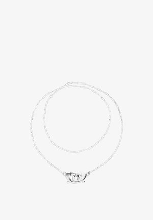 Collier chaîne en argent avec des maillons ovales allongés et une fermeture à mousqueton, présenté enroulé sur un fond blanc.