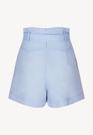 Lichtblauwe, op maat gemaakte shorts met hoge taille, riemlussen, zijzakken, een ritssluiting aan de achterkant en gestikte details, weergegeven op een witte achtergrond.