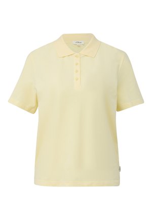 Polo à manches courtes jaune pâle avec col et cinq boutons sur le devant, présenté sur un fond blanc.