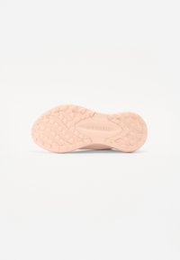 Suola di scarpa in gomma rosa con motivo di aderenza testurizzato, caratterizzata da battistrada rialzato e con il logo "MERRELL" impresso al centro.