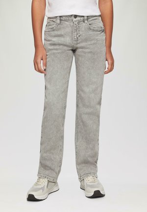Grijze denim rechtuit jeans met een klassiek vijf-pocket ontwerp, gekenmerkt door een subtiele distressed textuur en gecombineerd met lichte sportschoenen.