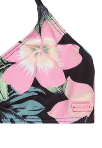Blumiger Bikini-Oberteil mit schwarzem Hintergrund, der große rosa und grüne Blumen zeigt. Enthält ein Roxy-Etikett an der Seite für das Branding.