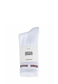 Lot de cinq paires de chaussettes blanches riches en coton, avec une texture côtelée et un logo rouge "JACK & JONES" sur le revers, emballées avec une bande étiquetée.