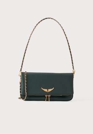 Dunkelgrüne Lederschultertasche mit goldenem Kettenriemen, goldfarbenem flügelförmigem Verschluss und Reißverschlussdetail an der unteren Vorderseite.