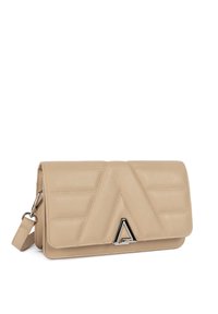 Borsa a tracolla in pelle beige con motivo a triangoli trapuntati, dettaglio in metallo argento a forma di triangolo e tracolla regolabile.