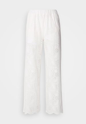 Calças brancas de algodão com bainha recortada, apresentando padrões em ilhós e um corte solto, desenhadas com uma cintura elástica para maior conforto.