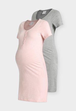 To graviditetsskjorter, en lyserosa med knapper foran, en ensfarget lys grå, begge med korte ermer og rund hals.