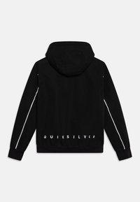 Μαύρο φούτερ με κουκούλα που διαθέτει ανακλαστικές λεπτομέρειες στα πλάγια, ελαστικές μανσέτες και λευκό λογότυπο στο τελείωμα. Λείο ύφασμα με άνετη εφαρμογή.