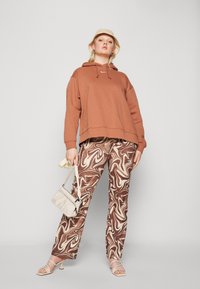 Nike Sportswear Sweatshirt com capuz - mineral clay