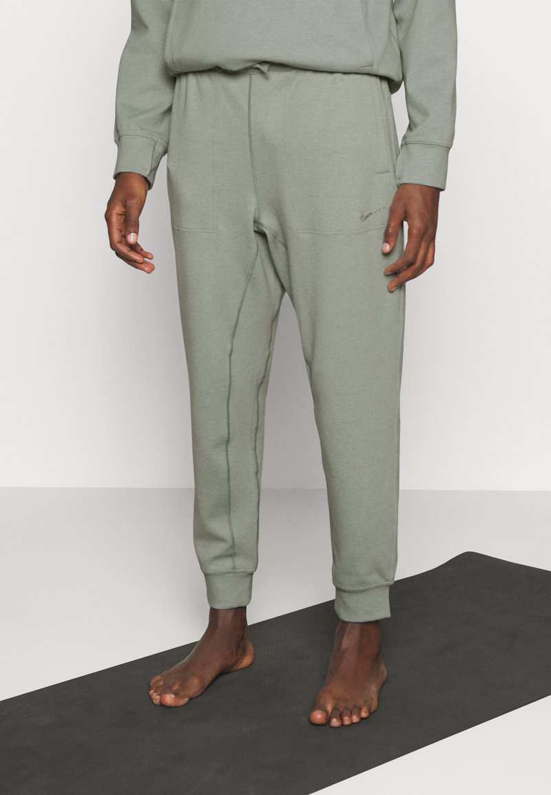 Nike Performance PANT RESTORE Tracksuit bottoms mica green/pure