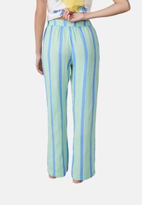 Pantaloni leggeri verde menta con righe verticali blu, dotati di una vita elastica e una vestibilità comoda, realizzati in tessuto morbido.