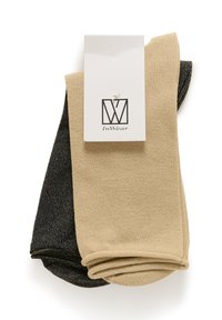 Zwei Paar Socken: eine beige, eine schwarze mit einem dezenten Glanz. Ordentlich gefaltet liegen sie unter einem weißen Etikett mit dem InWear-Logo.