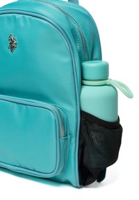 Tyrkysový batoh s hladkým povrchem, který má boční síťovanou kapsu na světlou zelenou lahev s vodou a přední kapsu na zip.