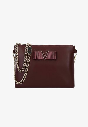 Pochette in pelle bordeaux con chiusura a zip, tracolla a catena e un dettaglio a fiocco con un'emblema "V" argentata sul davanti. Texture liscia.