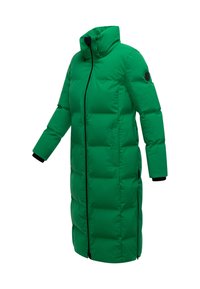 Groene pufferjack met een hoge kraag, volledige voorrits en zijzakken. Kenmerkt zich door zwarte accenten op de mouwen en een logo op de schouder.
