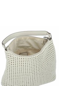 Sac à main tissé blanc avec une texture extérieure, une bandoulière en cuir lisse et un intérieur beige spacieux. Dispose d'une fermeture éclair et d'une poche intérieure.