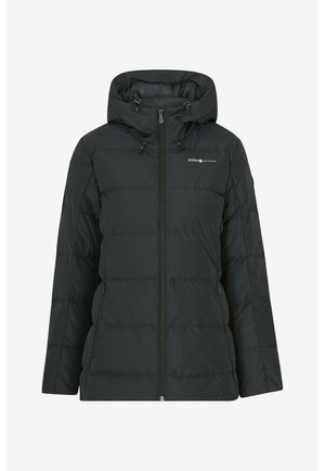 Chaqueta acolchada negra con capucha, que cuenta con un cierre frontal, bolsillos laterales y un patrón acolchado para aislamiento. Logo de la marca en el pecho izquierdo.