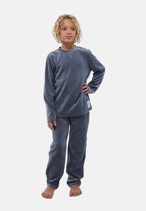 Ensemble de pyjama en polaire grise comprenant un haut à manches longues avec un col rond et un pantalon assorti. Texture douce avec une coupe décontractée.