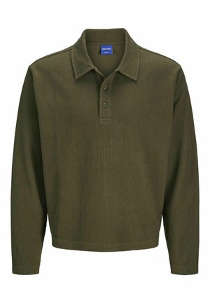 Polo shirt à manches longues vert olive en tissu texturé. Présente un col, une patte de boutonnage à trois boutons et une coupe décontractée.