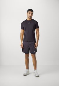 adidas Performance HIIT WORKOUT AIRCHILL  - Sport T-Shirt - dark purple