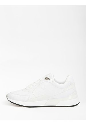 Biały niski sneaker z przodu na sznurowadła, subtelny tłoczony wzór oraz czarna gumowa podeszwa na jednolitym białym tle.