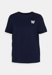 Námořnická modrá bavlněná tričko s kulatým výstřihem, krátkými rukávy a bílým logem 'W' na levé části hrudi. Hladká textura.