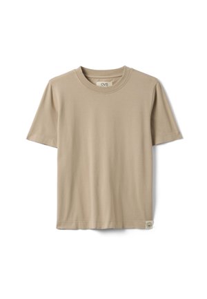 Camiseta beige de manga corta y cuello redondo con cuello acanalado y pequeña etiqueta de marca en el dobladillo inferior, extendida sobre un fondo blanco.