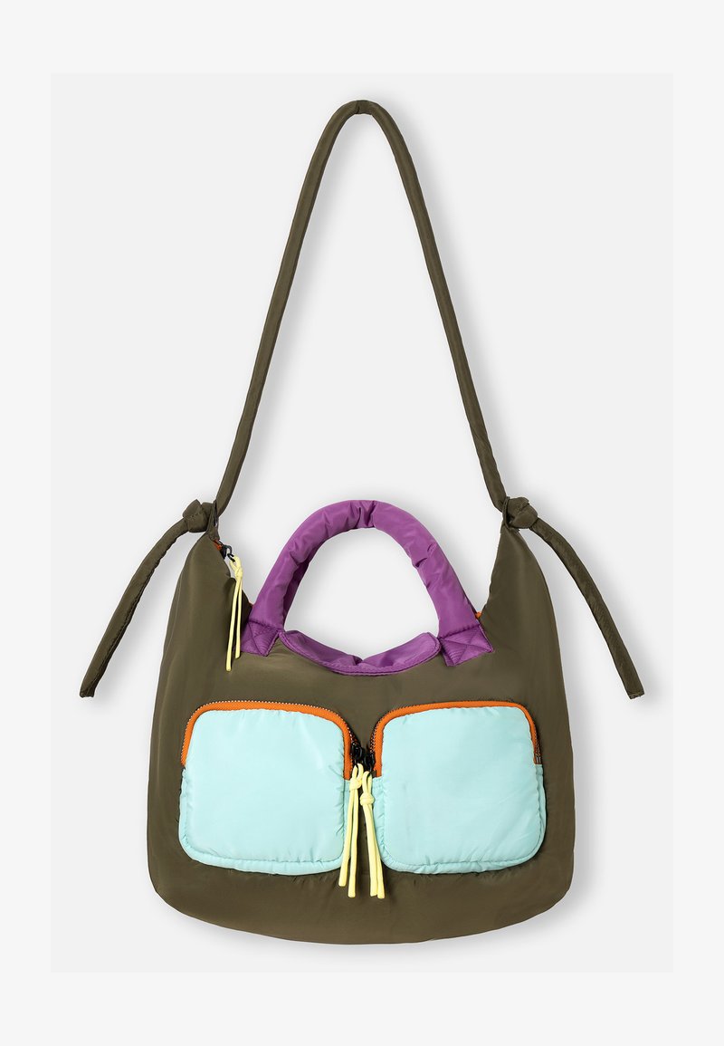 Olíva zöld szövet táska lila fogantyúval. Két nagy, akvamarin színű cipzáras zsebbel rendelkezik, amelyek narancssárga szegéllyel és sárga cipzárhúzóval vannak díszítve.