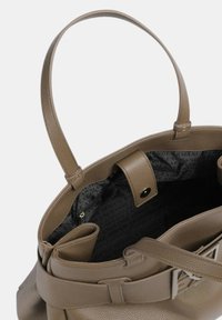Borsa tote in pelle marrone chiaro con una finitura texture, dotata di chiusura superiore, tasca interna e rivestimento in tessuto nero con logo.