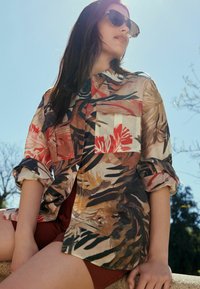 Next LONG SLEEVE REGULAR FIT - Cămașă - safari print