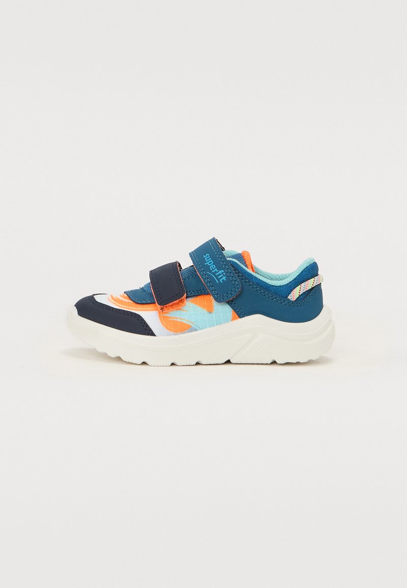 Zapatillas en azul, naranja y blanco con una parte superior de tela texturizada, correas de velcro y una gruesa suela de goma blanca. Presentan acentos de diseño coloridos.