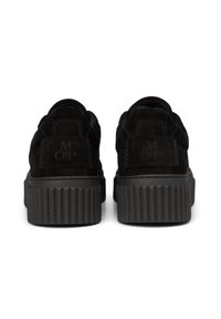 Baskets plateforme en suède noir avec semelles en caoutchouc noir rainuré. Présente un logo en relief sur le talon et un design de bout arrondi.