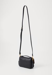 Schwarze Leder-Crossbody-Tasche mit strukturierter Oberfläche, einer Vordertasche und goldenen Beschlägen. Verfügt über einen langen verstellbaren Riemen und einen oberen Griff.