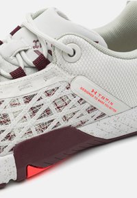 Under Armour TRIBASE REIGN 5 - Træningssko - white clay/deep red/beta